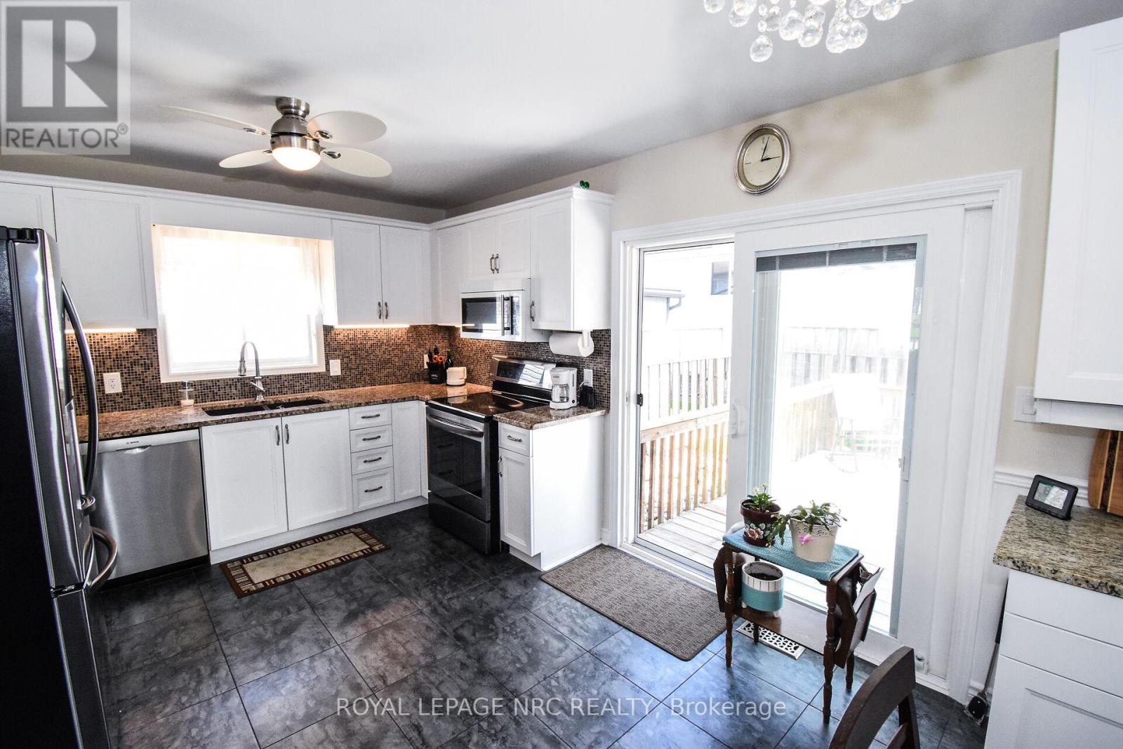 330 Autumn Crescent, Welland, Ontario  L3C 7K1 - Photo 10 - X12402999