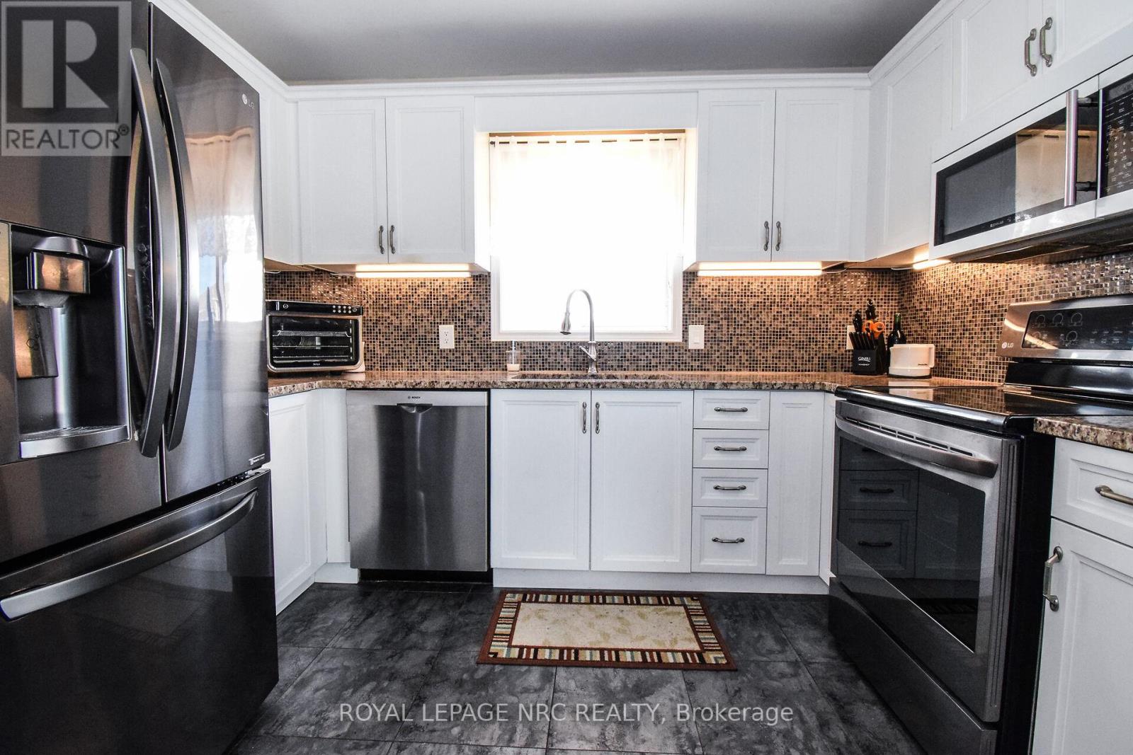 330 Autumn Crescent, Welland, Ontario  L3C 7K1 - Photo 12 - X12402999