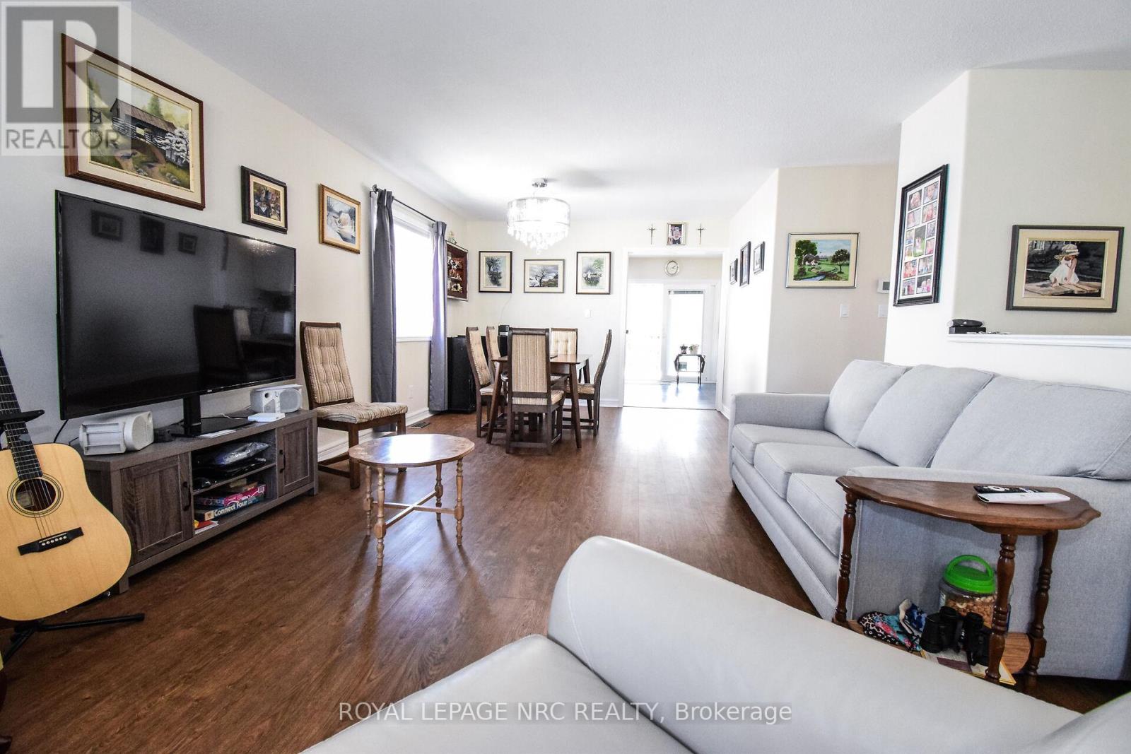 330 Autumn Crescent, Welland, Ontario  L3C 7K1 - Photo 4 - X12402999