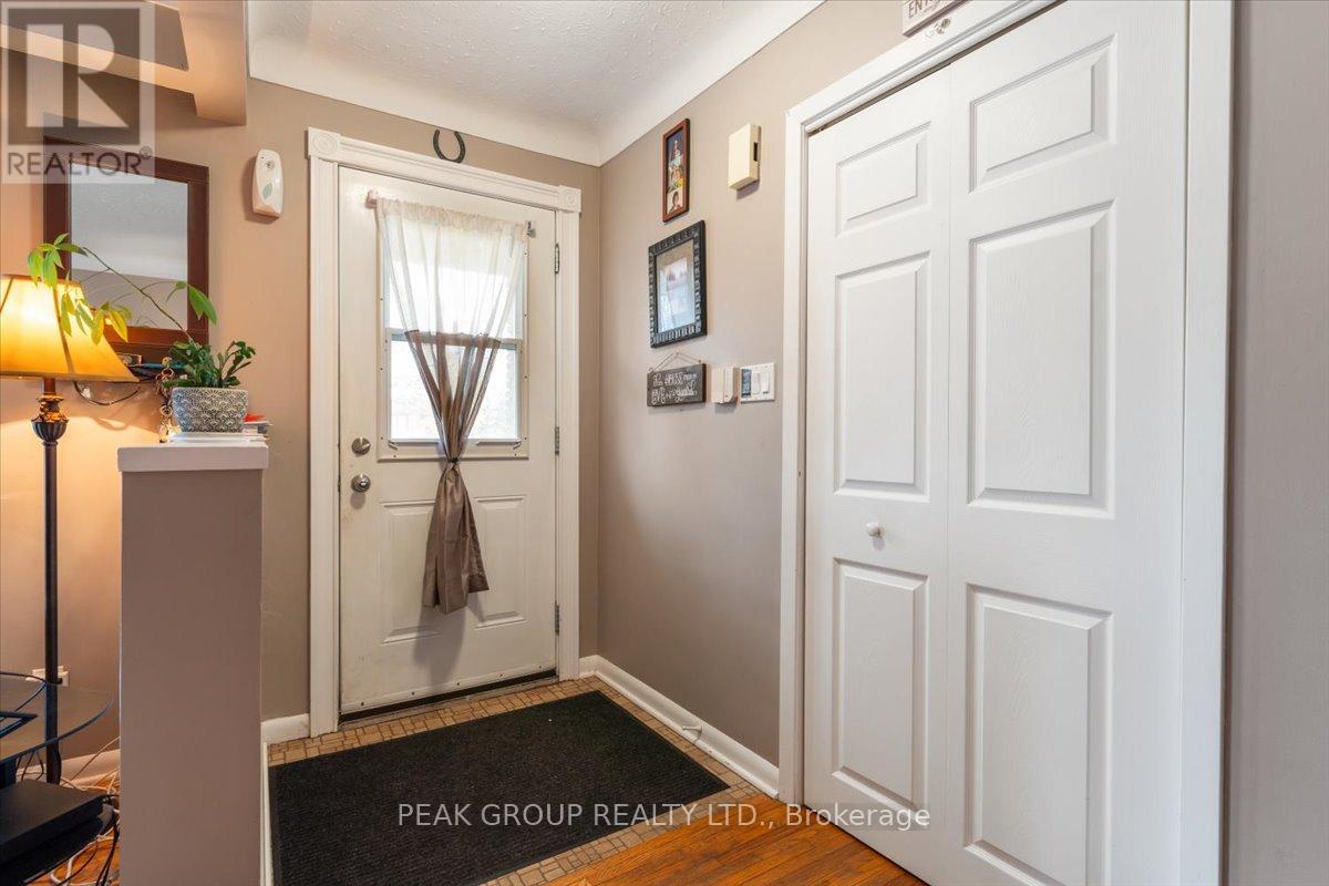 18 Karen Crescent, Welland, Ontario  L3C 2Y6 - Photo 3 - X12408023