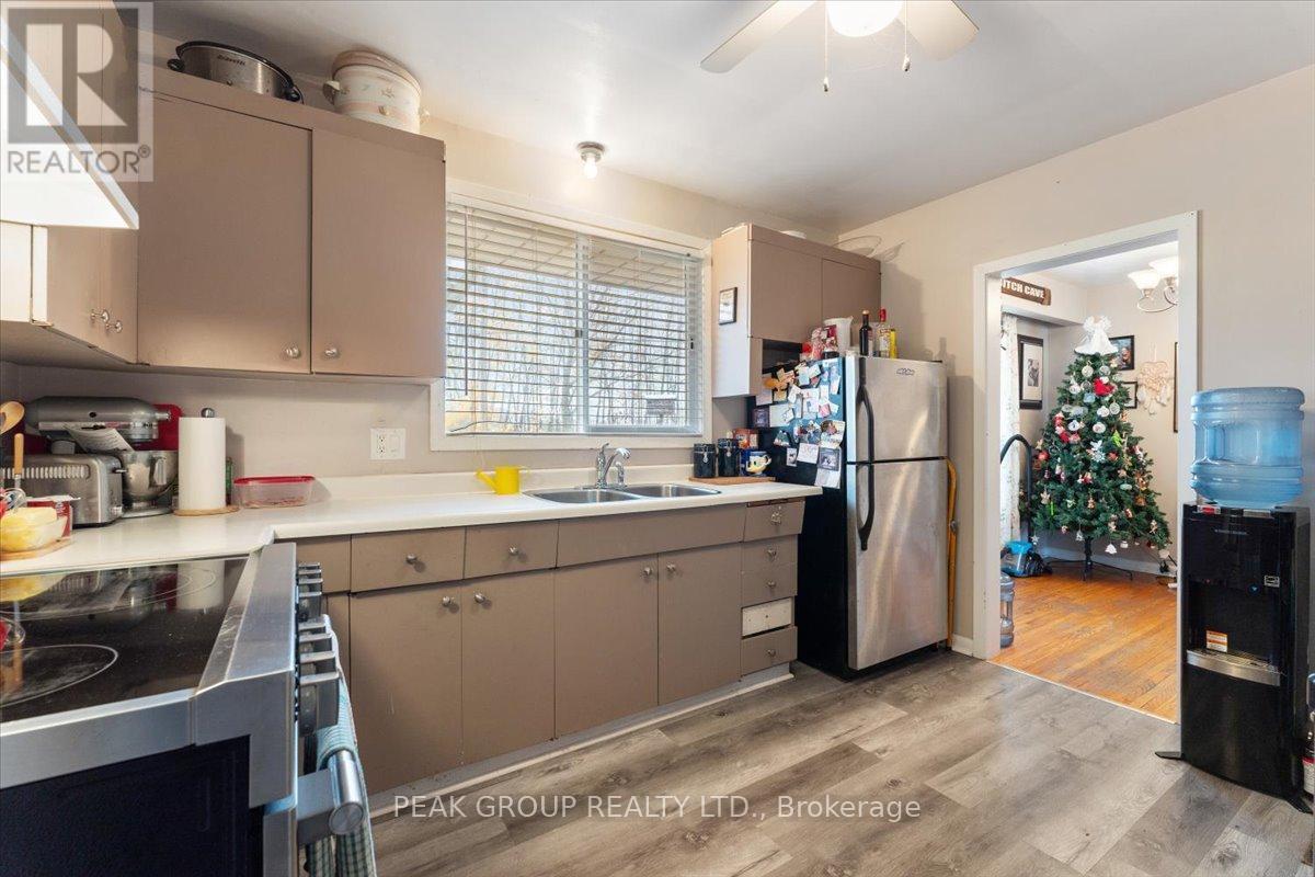 18 Karen Crescent, Welland, Ontario  L3C 2Y6 - Photo 6 - X12408023