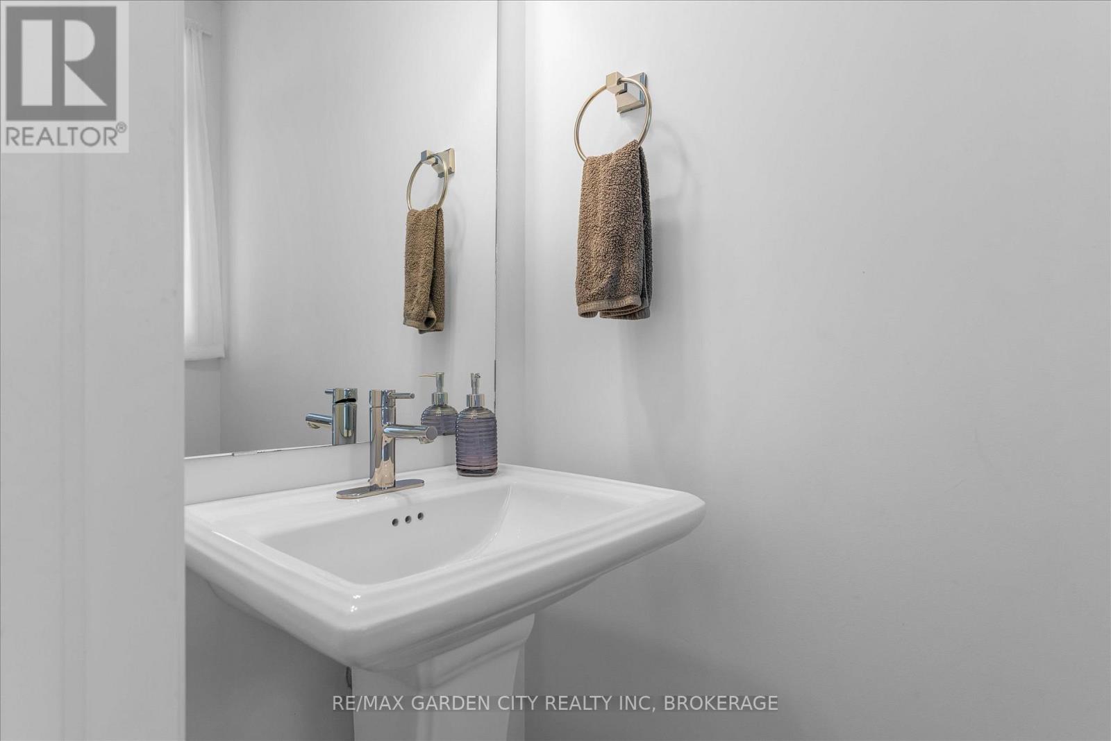3998 Crown Street, Lincoln (Beamsville), Ontario  L3J 0S6 - Photo 10 - X12411934