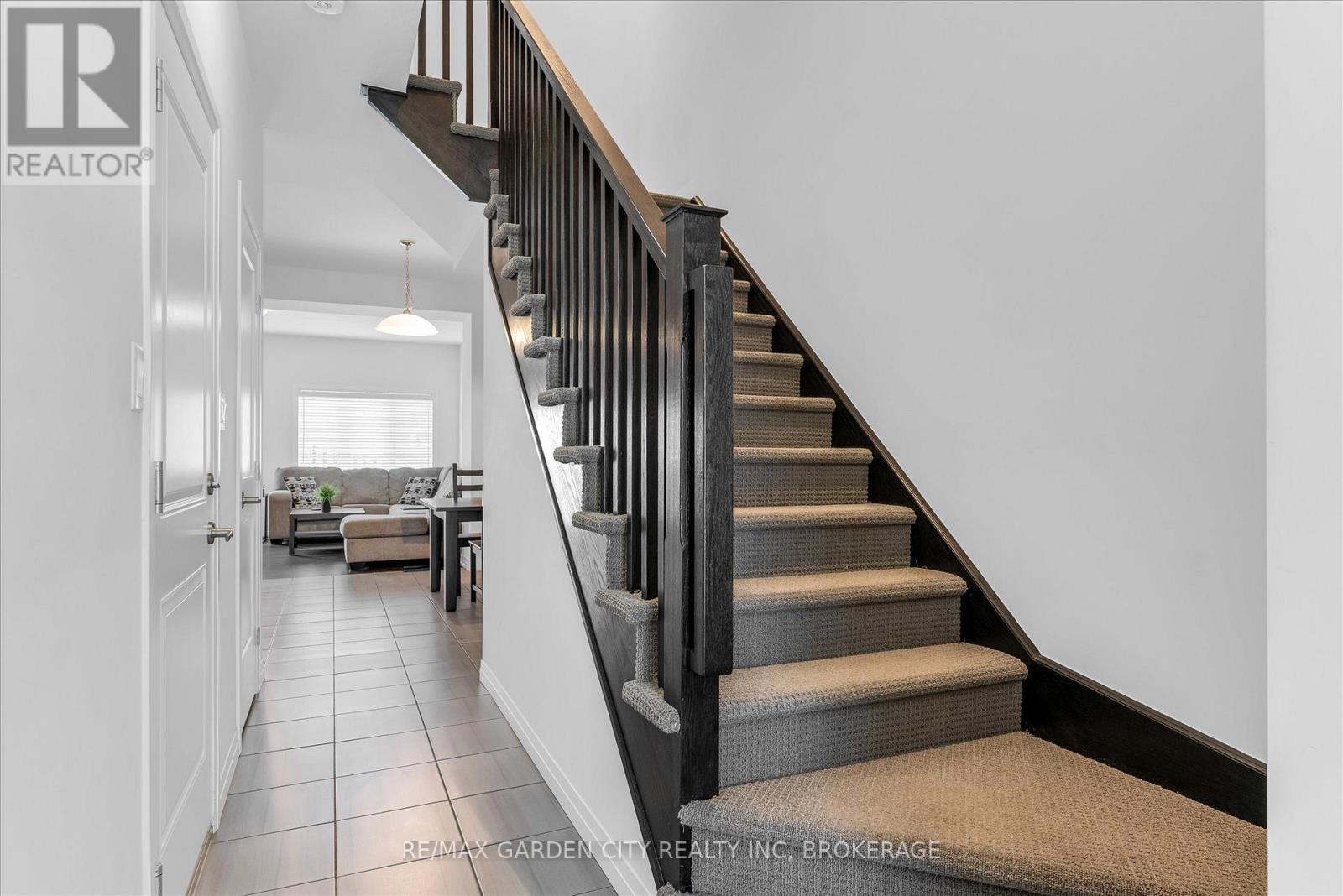 3998 Crown Street, Lincoln (Beamsville), Ontario  L3J 0S6 - Photo 2 - X12411934