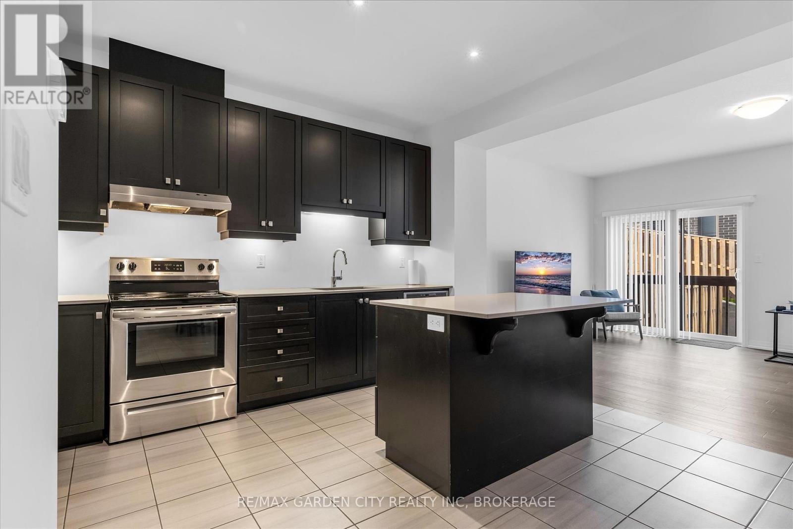 3998 Crown Street, Lincoln (Beamsville), Ontario  L3J 0S6 - Photo 4 - X12411934