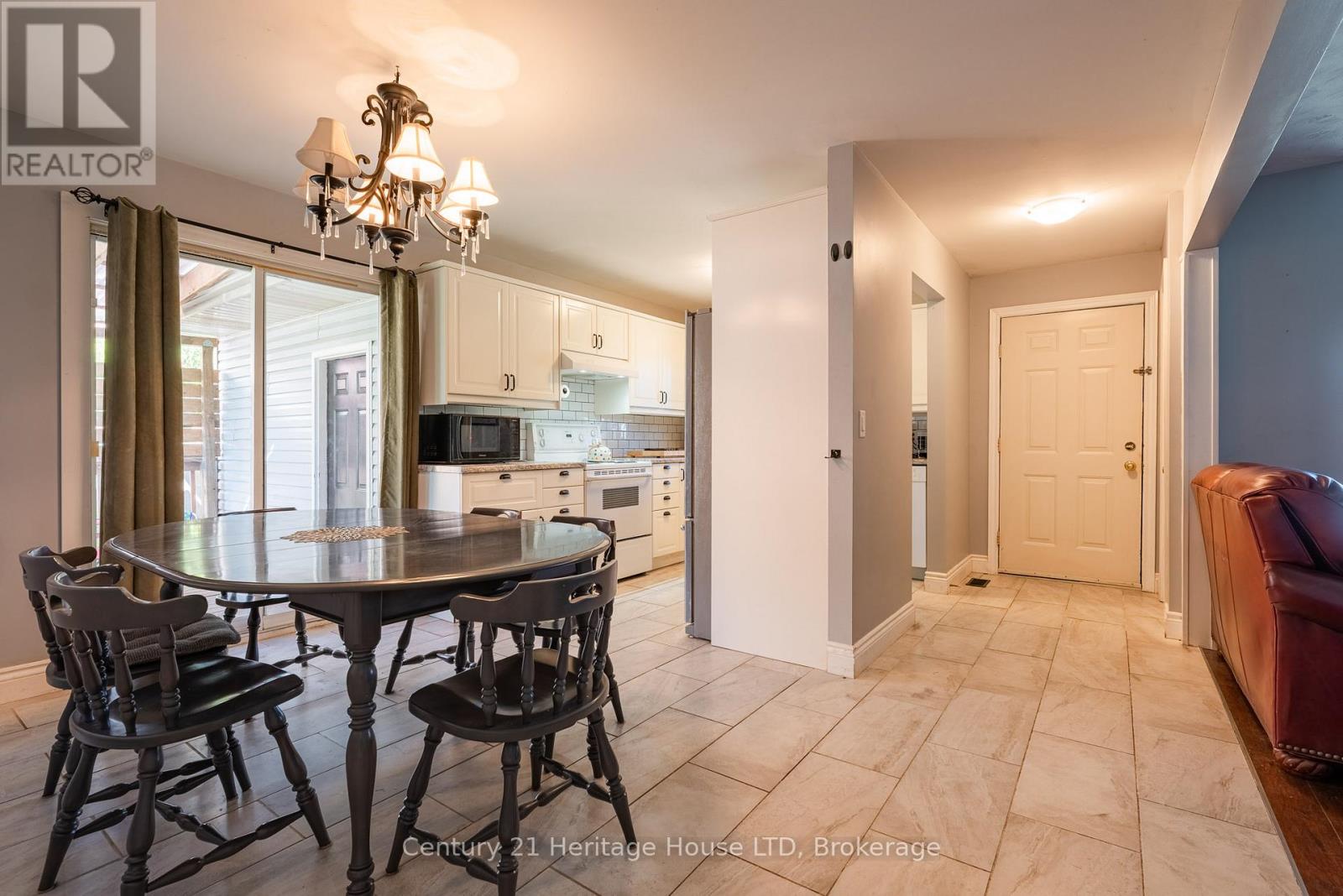 160 Northwood Drive, Welland, Ontario  L3C 6V9 - Photo 7 - X12412113