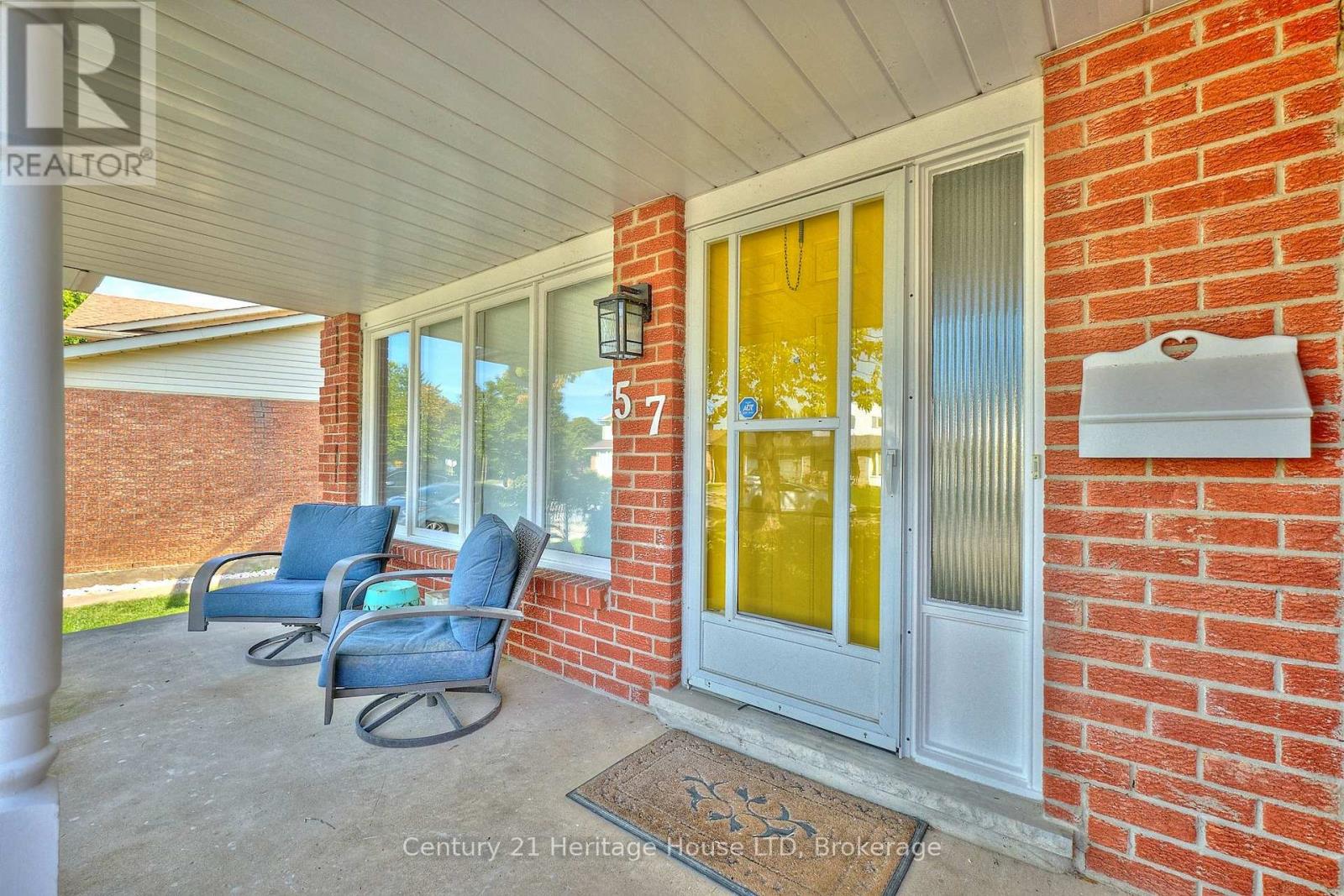 57 Keefer Road, Thorold, Ontario  L2V 4W5 - Photo 4 - X12412213