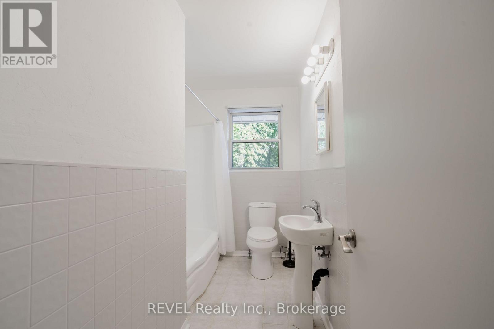 6835 Wills Street, Niagara Falls, Ontario  L2J 1Y6 - Photo 12 - X12419015