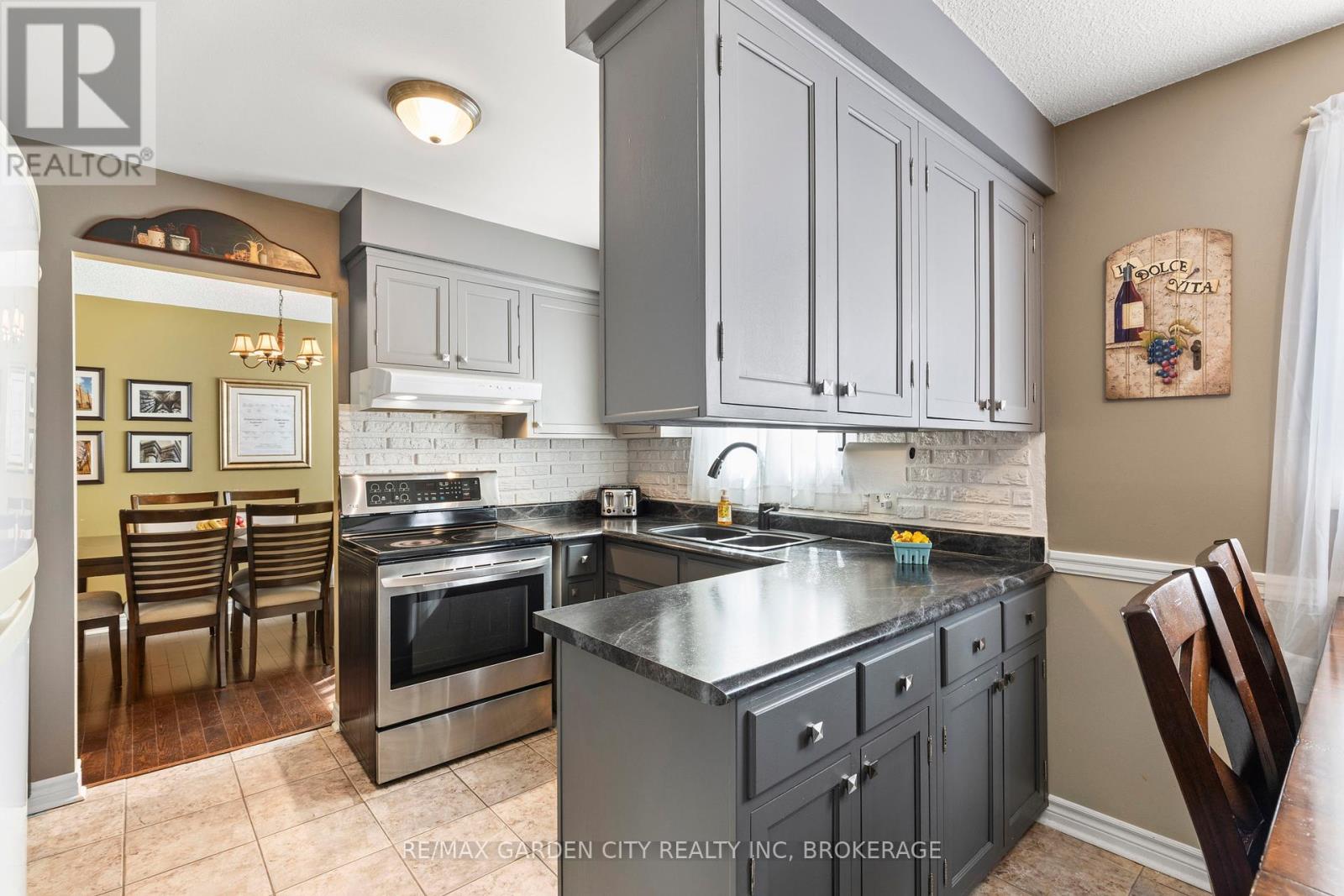 43 Capri Street, Thorold, Ontario  L2V 4R9 - Photo 12 - X12423399