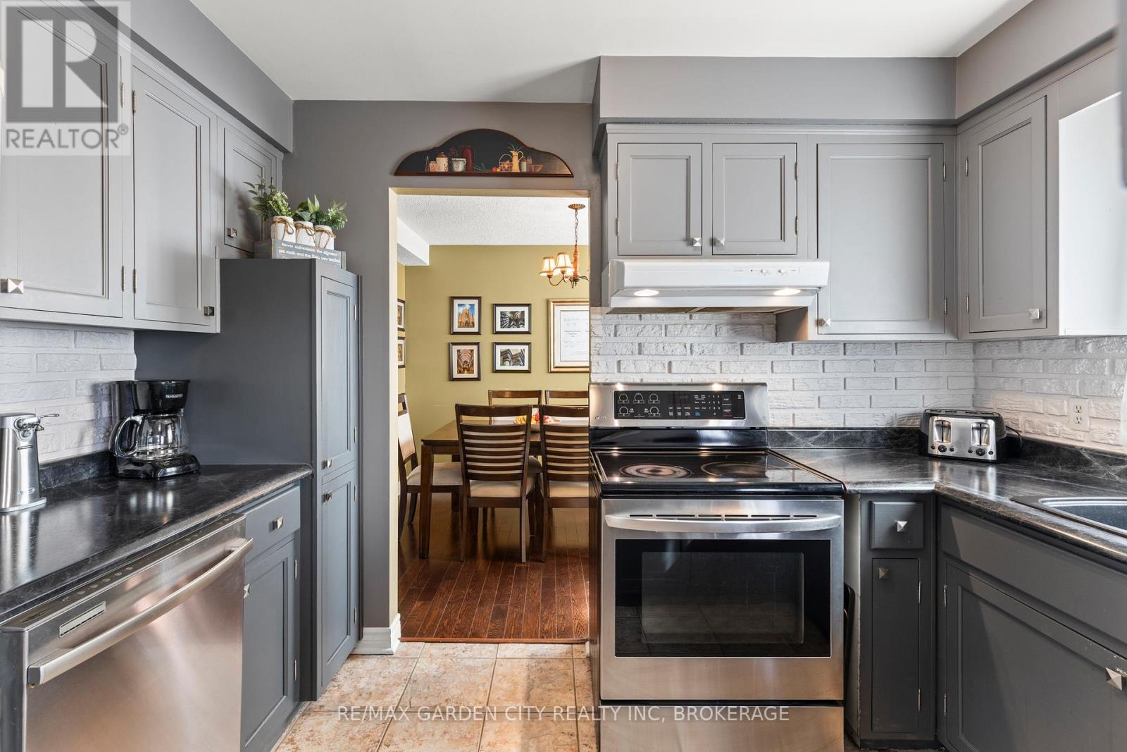 43 Capri Street, Thorold, Ontario  L2V 4R9 - Photo 13 - X12423399