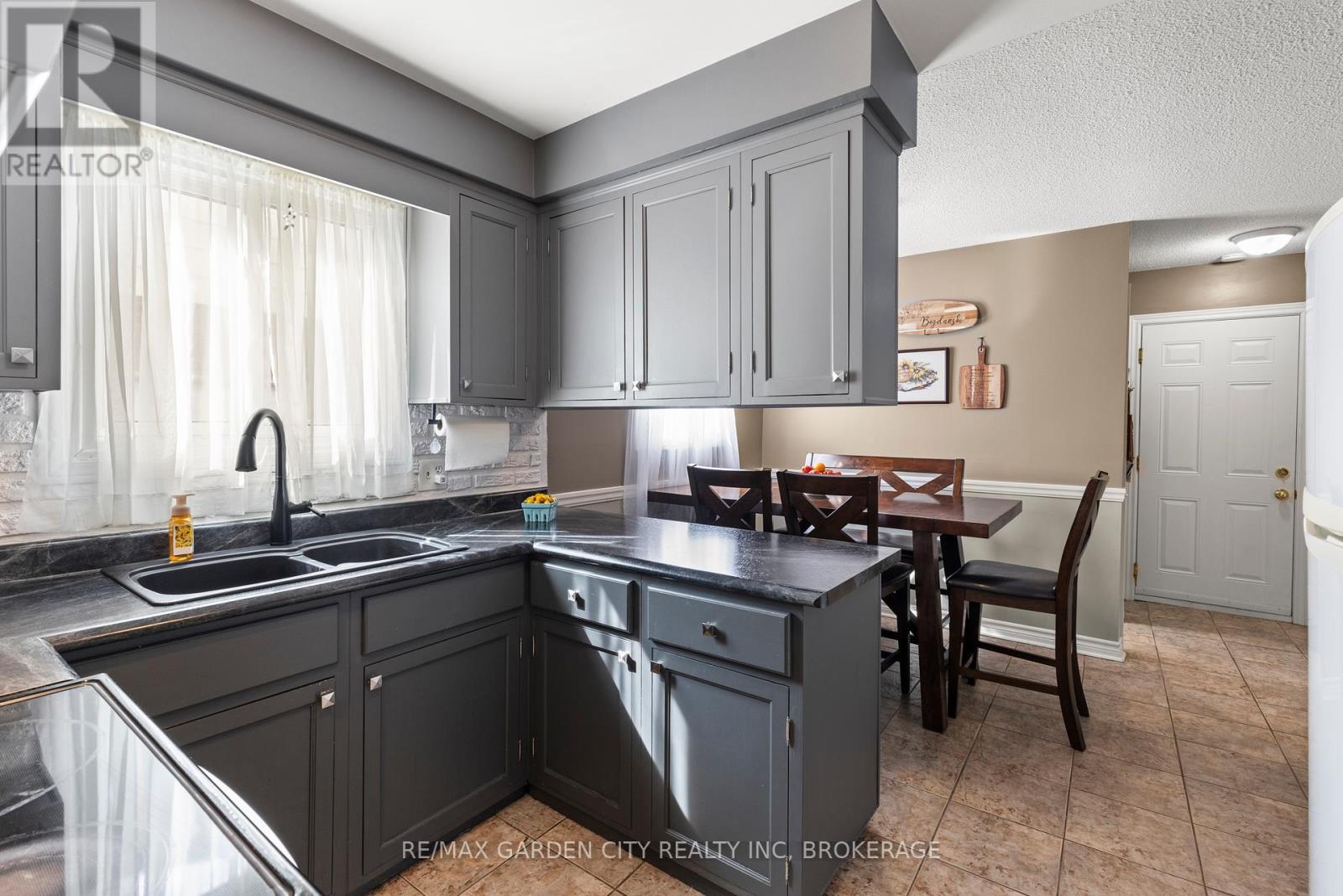 43 Capri Street, Thorold, Ontario  L2V 4R9 - Photo 14 - X12423399