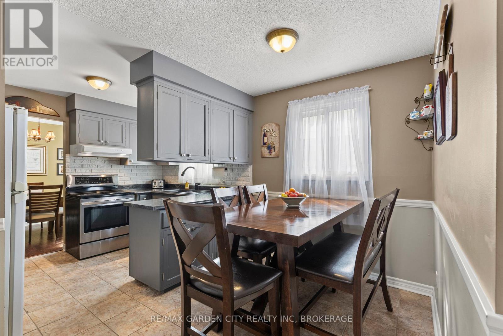 43 Capri Street, Thorold, Ontario  L2V 4R9 - Photo 15 - X12423399