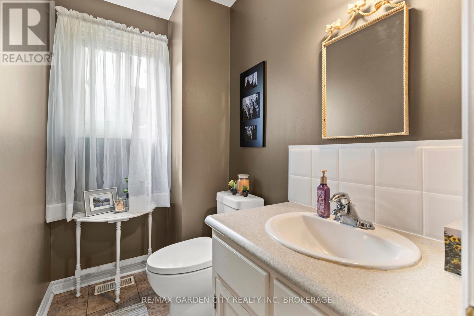 43 Capri Street, Thorold, Ontario  L2V 4R9 - Photo 16 - X12423399