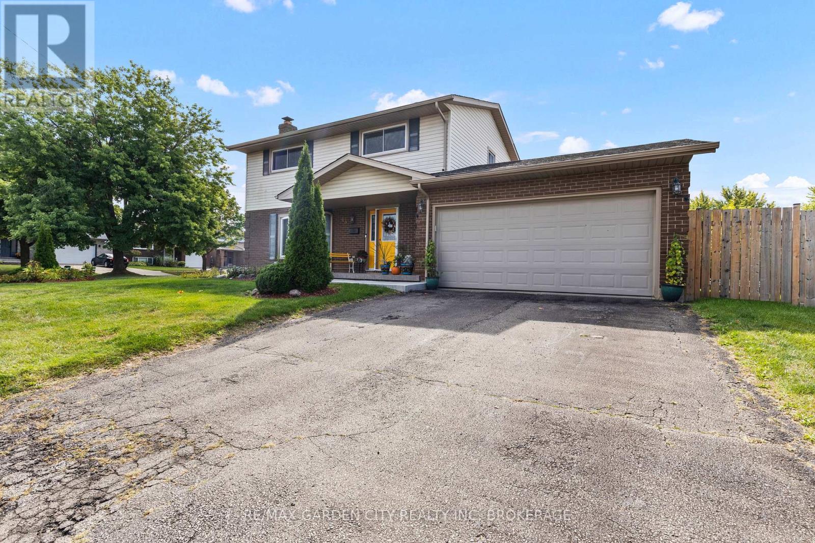 43 Capri Street, Thorold, Ontario  L2V 4R9 - Photo 2 - X12423399