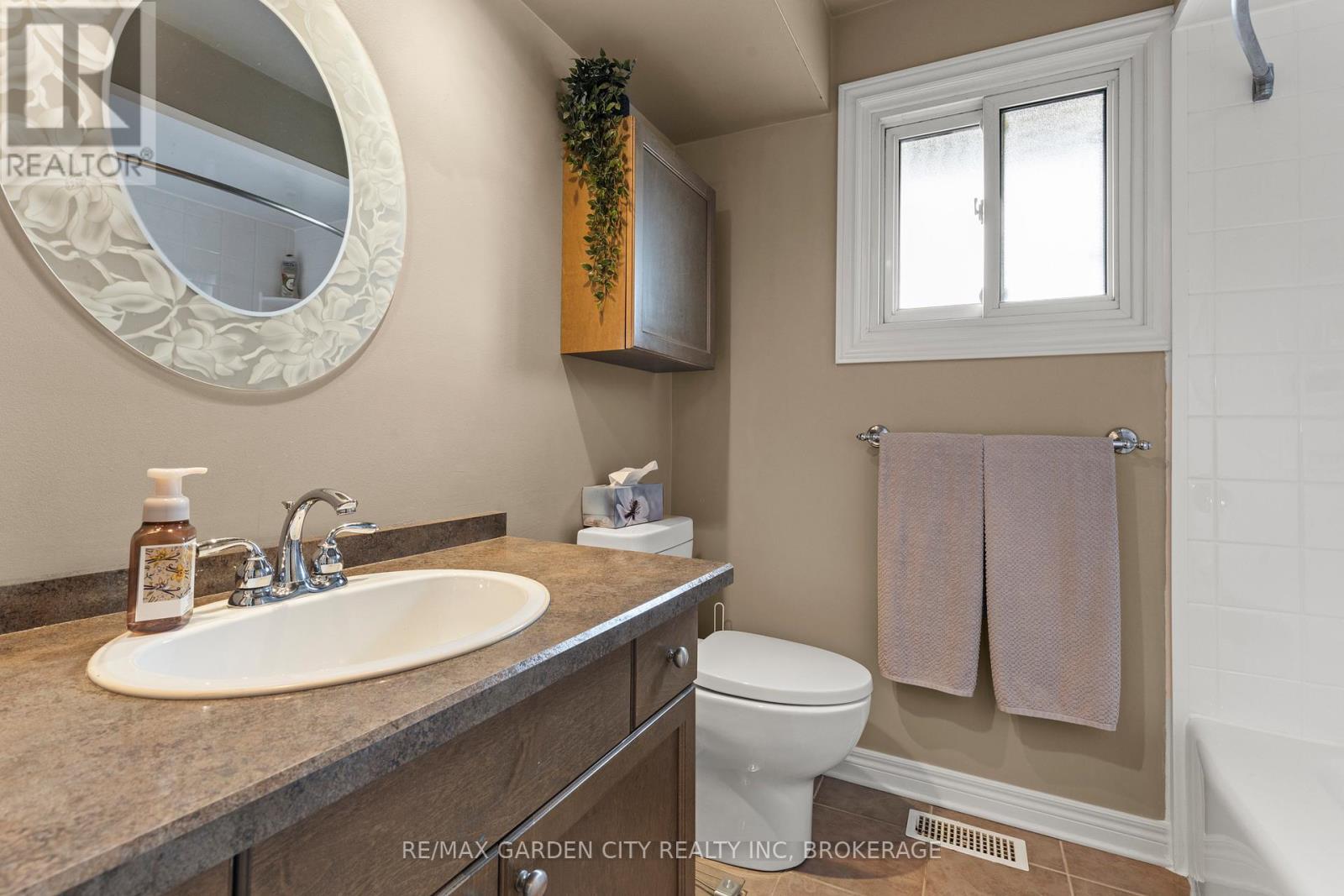 43 Capri Street, Thorold, Ontario  L2V 4R9 - Photo 22 - X12423399