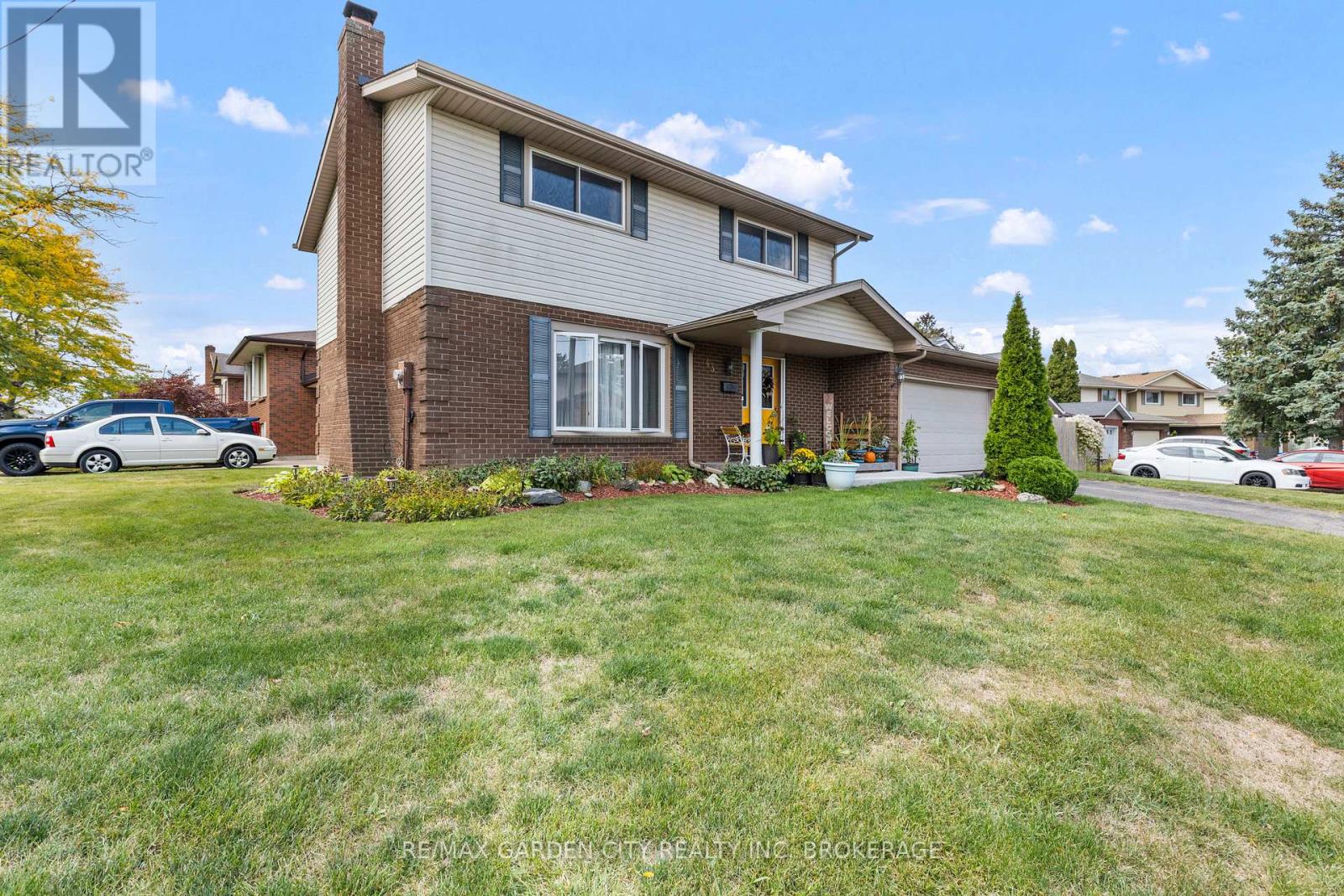 43 Capri Street, Thorold, Ontario  L2V 4R9 - Photo 3 - X12423399