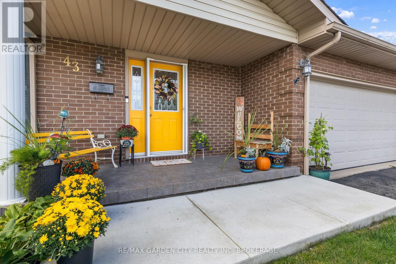 43 Capri Street, Thorold, Ontario  L2V 4R9 - Photo 4 - X12423399