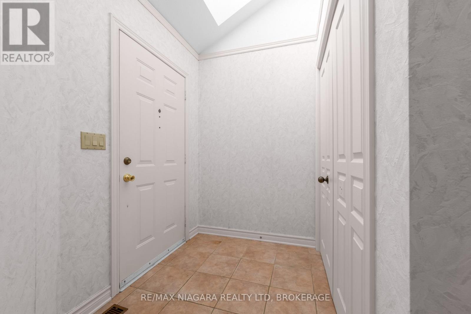 40 Frontier Drive, Niagara-On-The-Lake, Ontario  L0S 1J0 - Photo 4 - X12425600