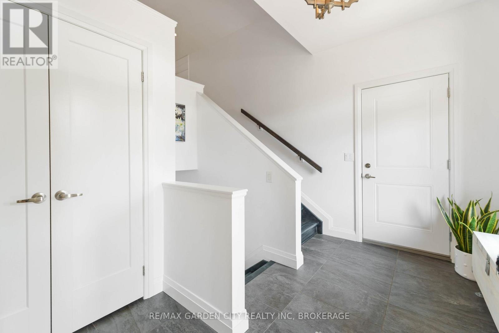 103 Scholfield Avenue S, Welland (Lincoln/crowland), Ontario  L3B 1N4 - Photo 4 - X12428072