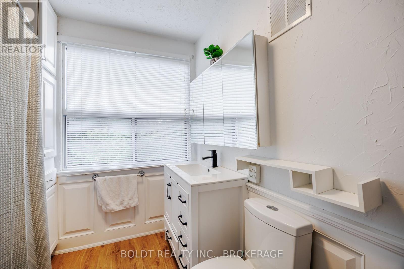 720 Niagara Street, St. Catharines, Ontario  L2M 3R9 - Photo 12 - X12428234