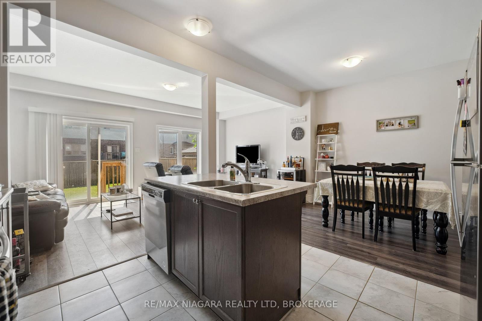 55 Sunset Way, Thorold (Rolling Meadows), Ontario  L2V 0C7 - Photo 11 - X12431820