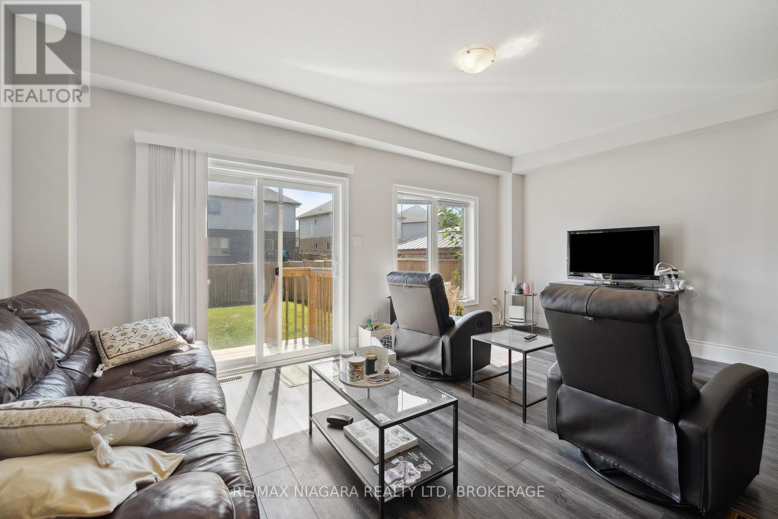 55 Sunset Way, Thorold (Rolling Meadows), Ontario  L2V 0C7 - Photo 12 - X12431820