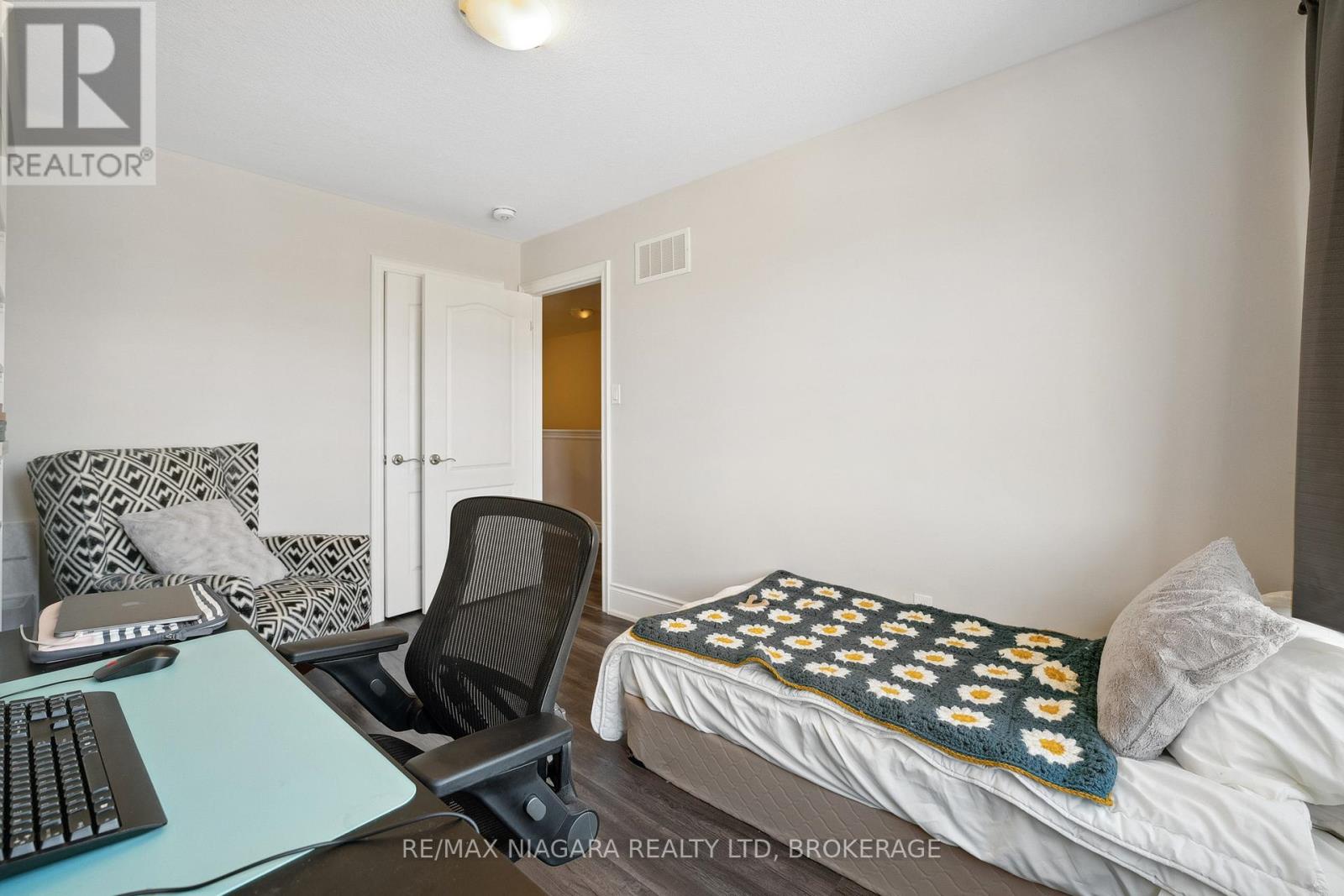 55 Sunset Way, Thorold (Rolling Meadows), Ontario  L2V 0C7 - Photo 21 - X12431820