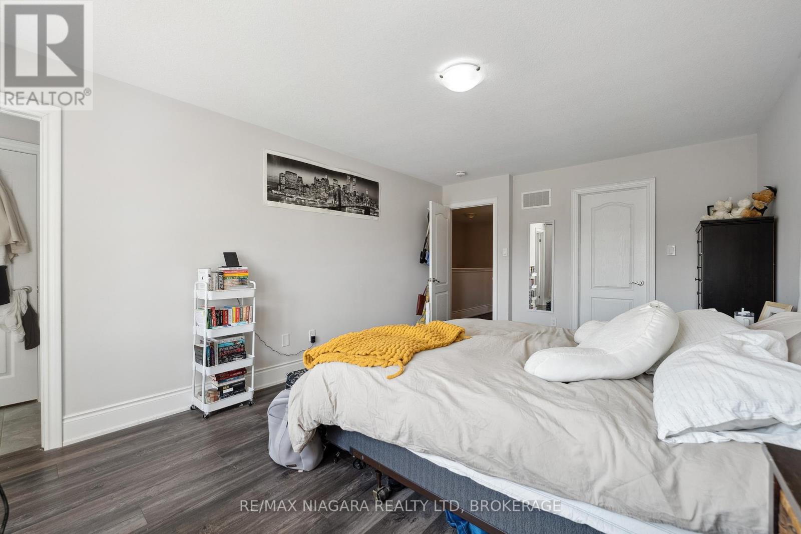 55 Sunset Way, Thorold (Rolling Meadows), Ontario  L2V 0C7 - Photo 26 - X12431820