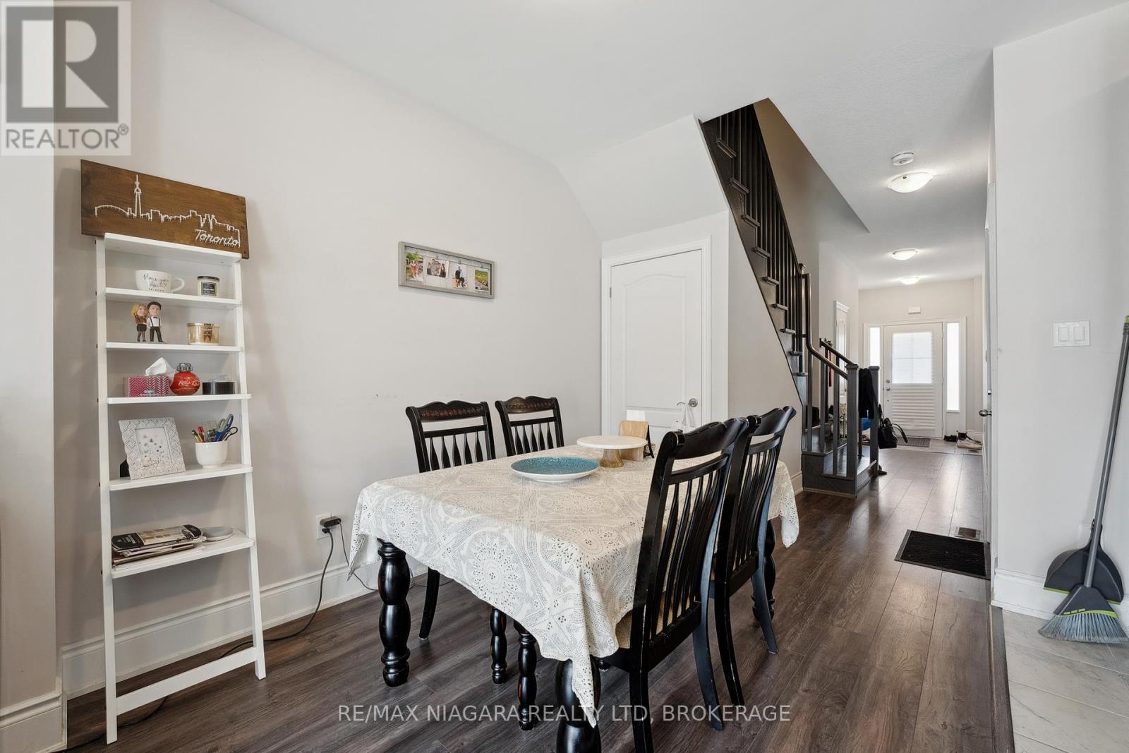55 Sunset Way, Thorold (Rolling Meadows), Ontario  L2V 0C7 - Photo 4 - X12431820