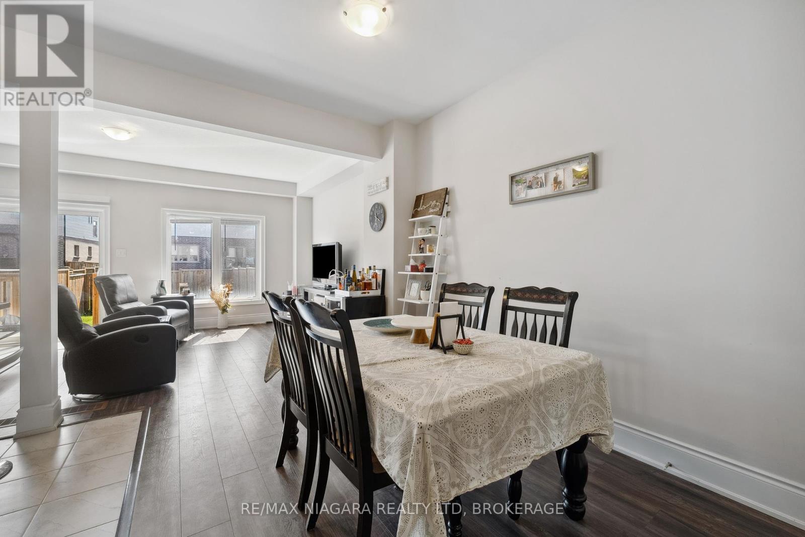 55 Sunset Way, Thorold (Rolling Meadows), Ontario  L2V 0C7 - Photo 5 - X12431820