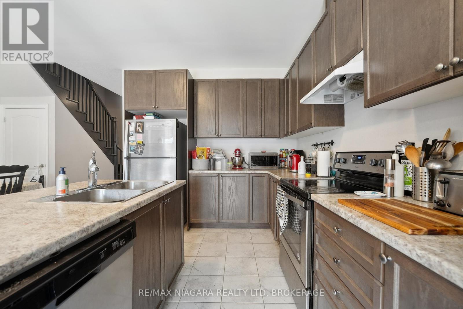 55 Sunset Way, Thorold (Rolling Meadows), Ontario  L2V 0C7 - Photo 9 - X12431820