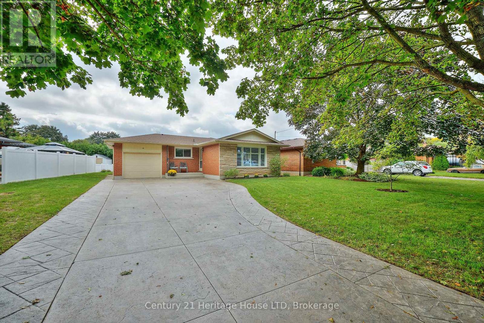 18 Princeway Drive, St. Catharines (Lakeport), Ontario  L2N 2X6 - Photo 2 - X12431829