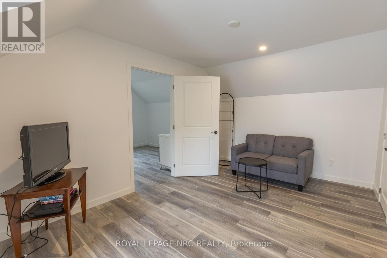 248 Bell Street, Port Colborne (Killaly East), Ontario  L3K 1J4 - Photo 14 - X12431907