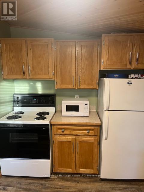 29 Elmwood Avenue, Lambton Shores, Ontario  N0M 1T0 - Photo 17 - X12436154