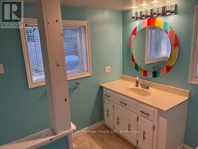 29 Elmwood Avenue, Lambton Shores, Ontario  N0M 1T0 - Photo 20 - X12436154