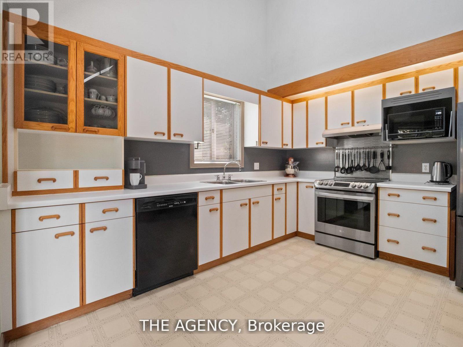 106 Spruceside Crescent, Pelham (Fonthill), Ontario  L0S 1E0 - Photo 23 - X12436238
