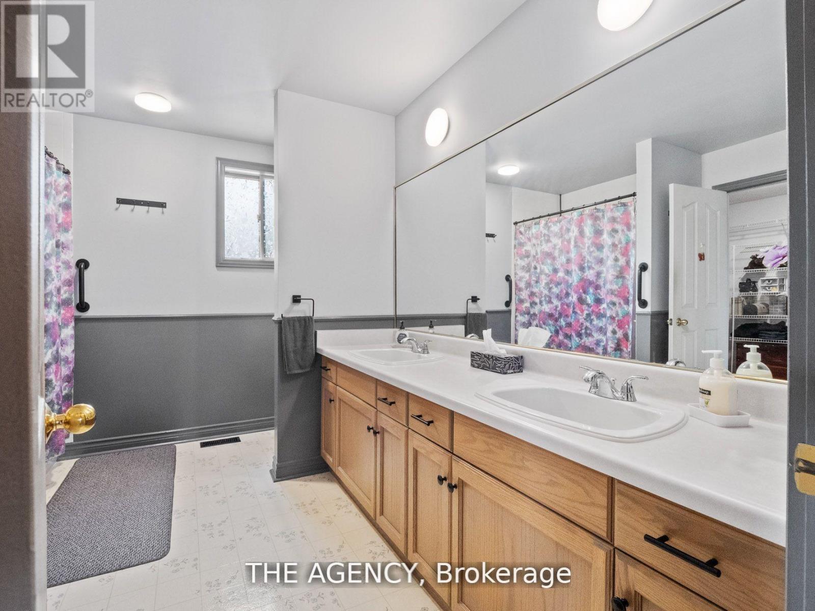 106 Spruceside Crescent, Pelham (Fonthill), Ontario  L0S 1E0 - Photo 30 - X12436238