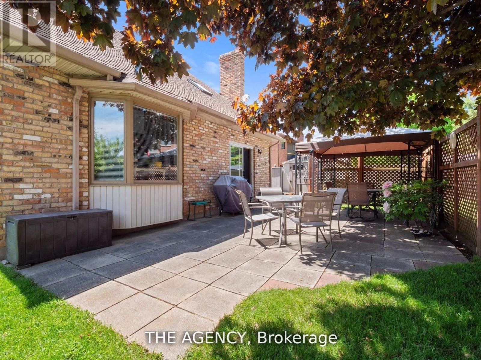106 Spruceside Crescent, Pelham (Fonthill), Ontario  L0S 1E0 - Photo 5 - X12436238