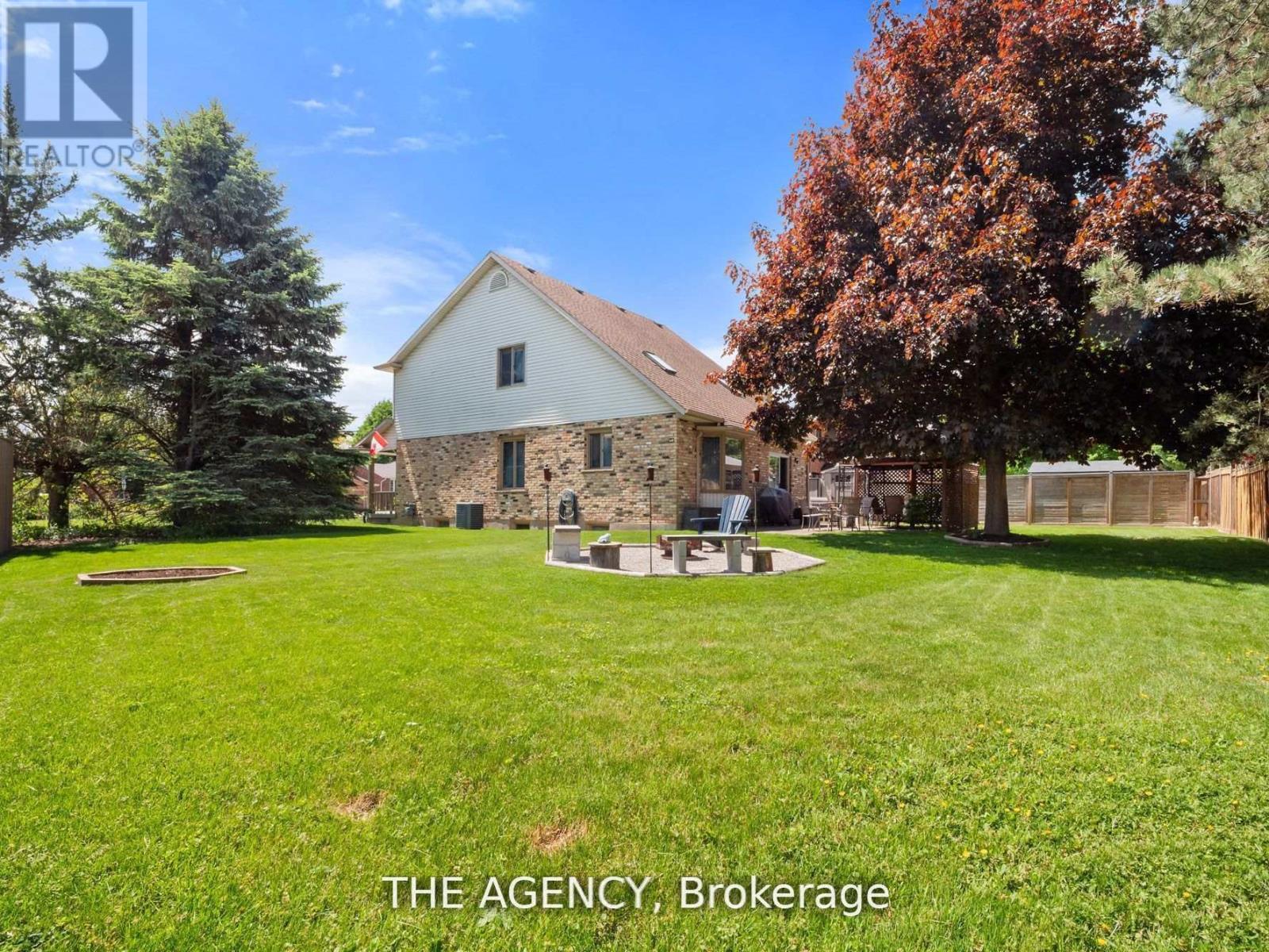 106 Spruceside Crescent, Pelham (Fonthill), Ontario  L0S 1E0 - Photo 6 - X12436238