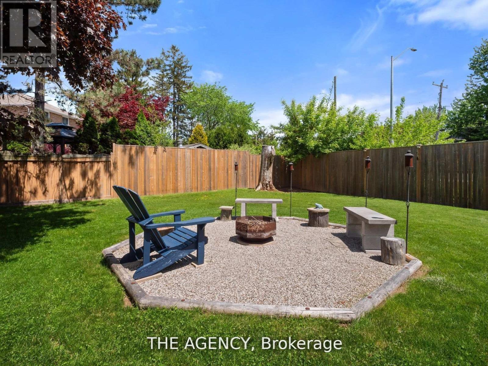 106 Spruceside Crescent, Pelham (Fonthill), Ontario  L0S 1E0 - Photo 7 - X12436238