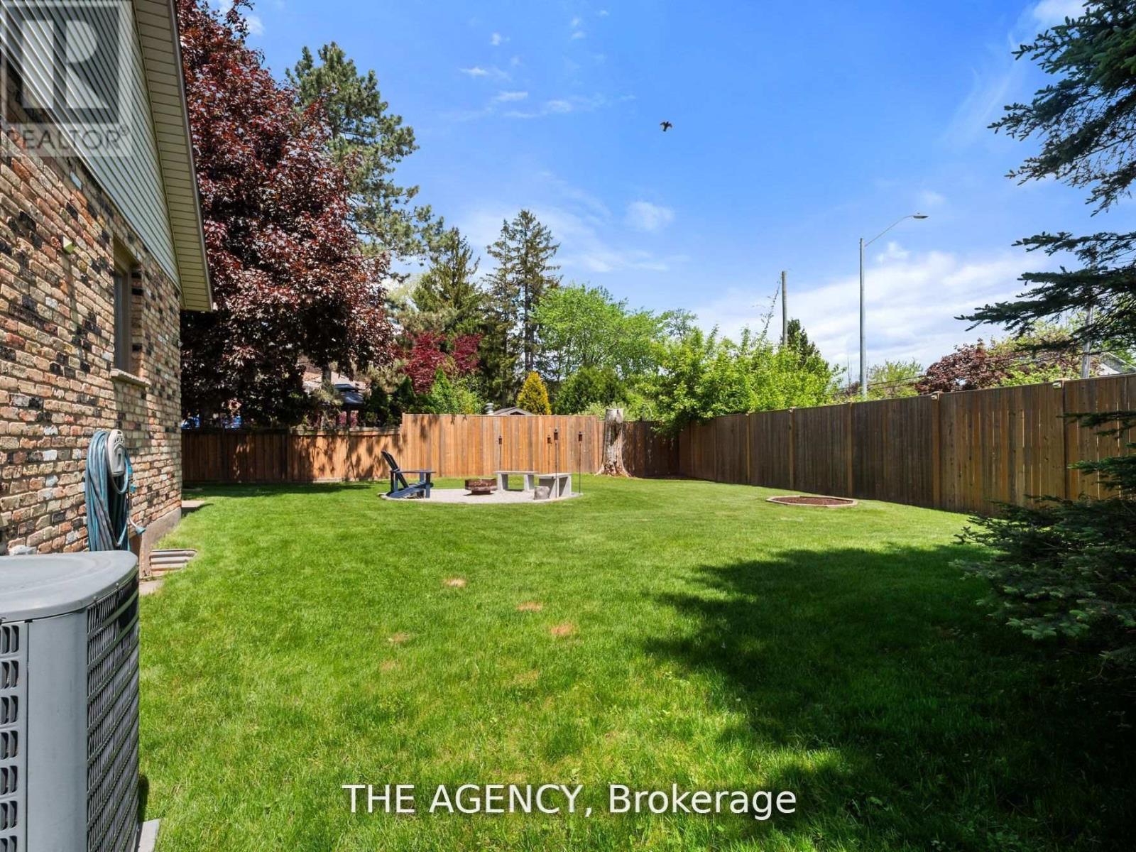 106 Spruceside Crescent, Pelham (Fonthill), Ontario  L0S 1E0 - Photo 8 - X12436238
