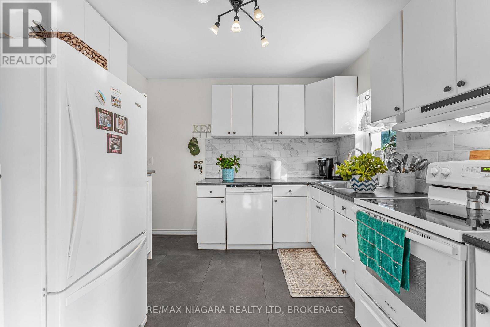 1055 Burger Road, Fort Erie, Ontario  L0S 1N0 - Photo 7 - X12436615