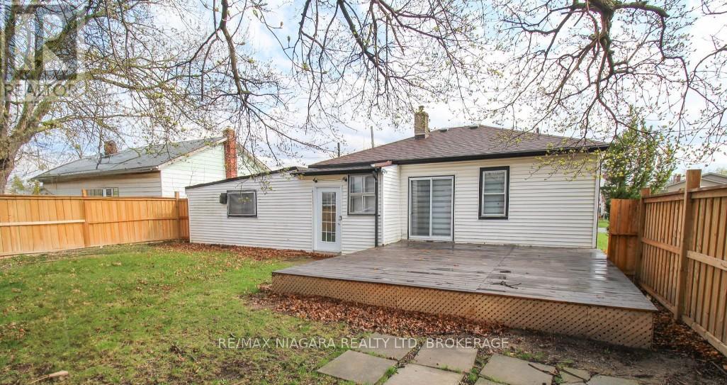 9 Inglewood Road, St. Catharines, Ontario  L2P 2C3 - Photo 2 - X12436623