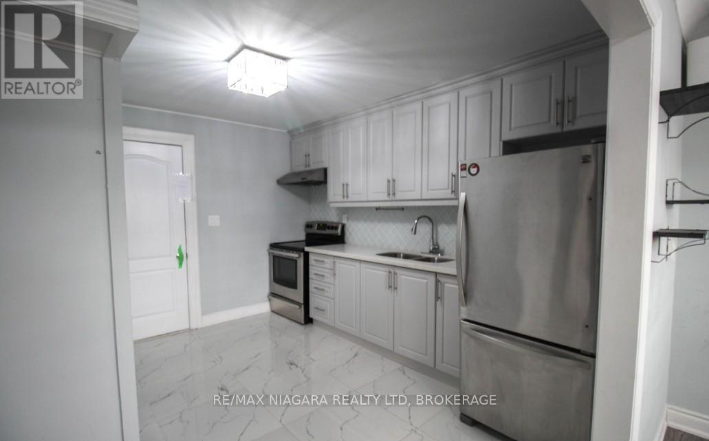 9 Inglewood Road, St. Catharines, Ontario  L2P 2C3 - Photo 4 - X12436623