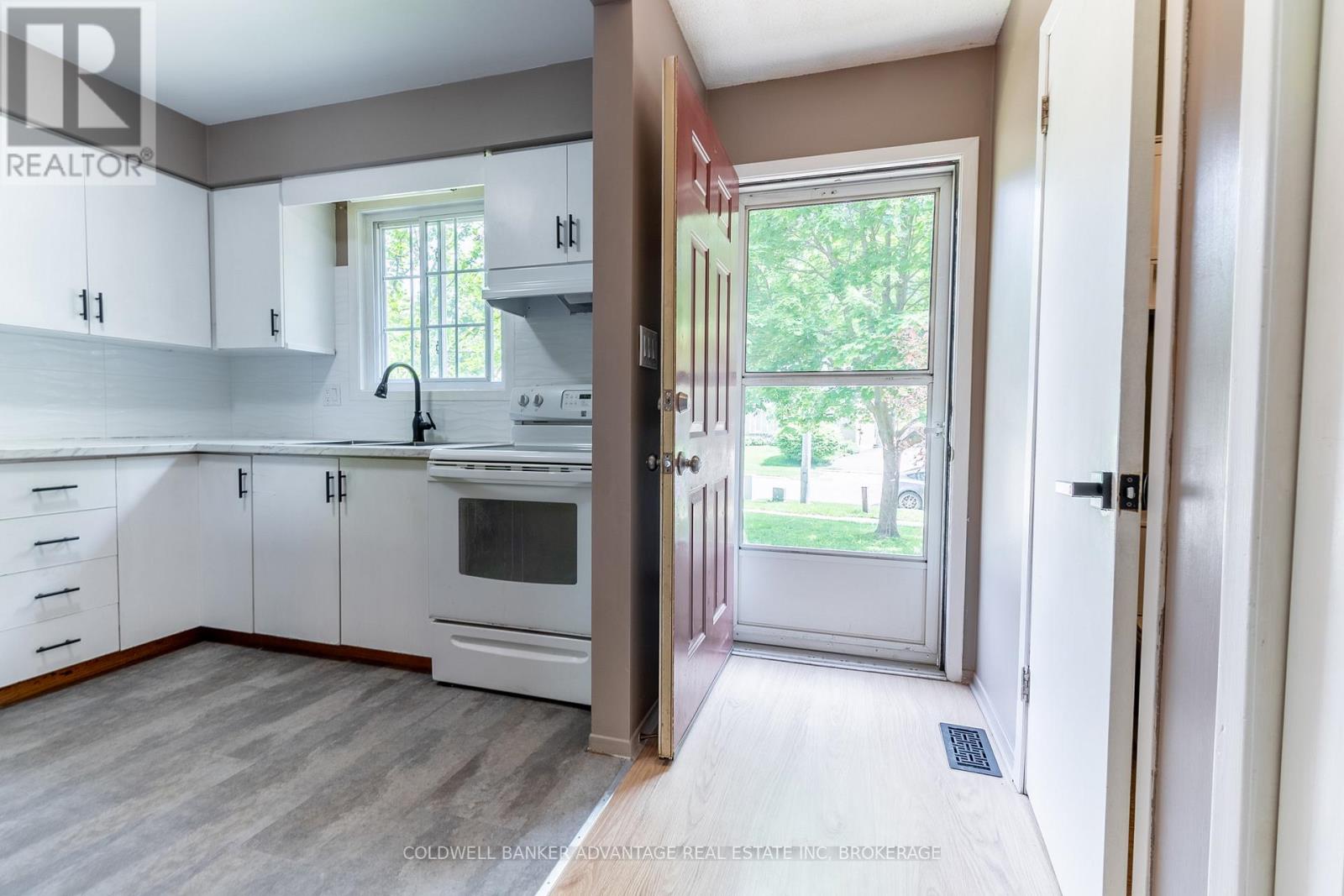 8 - 102 Silvan Drive, Welland, Ontario  L3C 6C3 - Photo 4 - X12436990