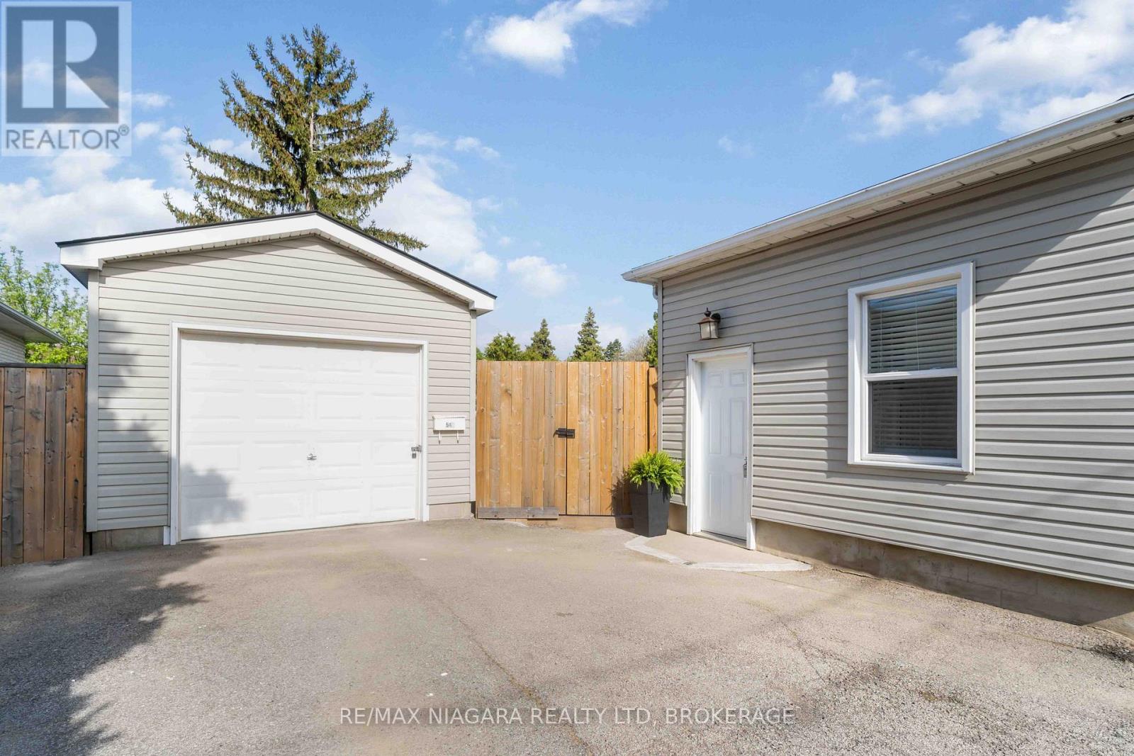 543 Vine Street, St. Catharines, Ontario  L2M 3T5 - Photo 3 - X12437677