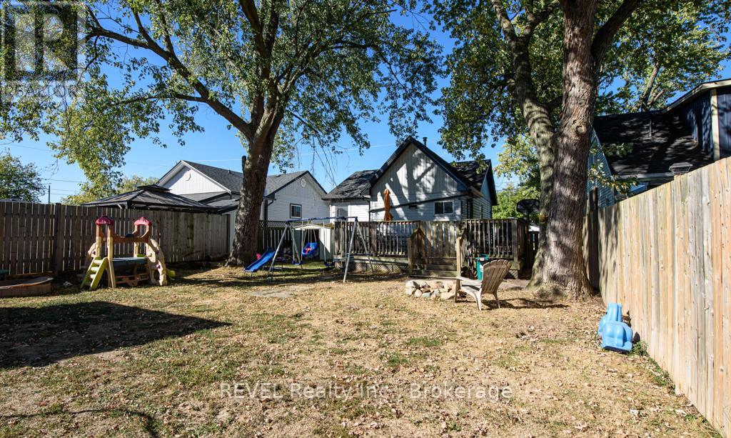 190 Henrietta Street, Fort Erie (Central), Ontario  L2A 2K2 - Photo 18 - X12440329