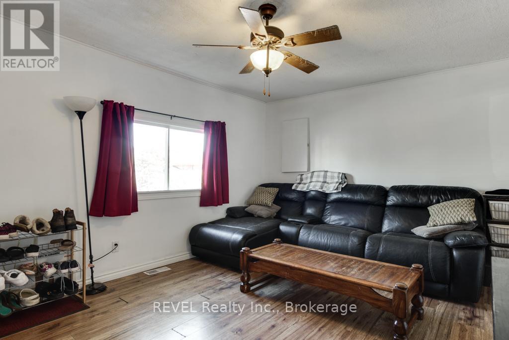 190 Henrietta Street, Fort Erie (Central), Ontario  L2A 2K2 - Photo 5 - X12440329