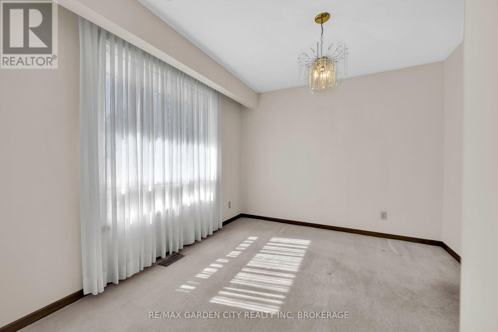 10 Macoomb Drive, Welland (N. Welland), Ontario  L3C 5T9 - Photo 11 - X12440351