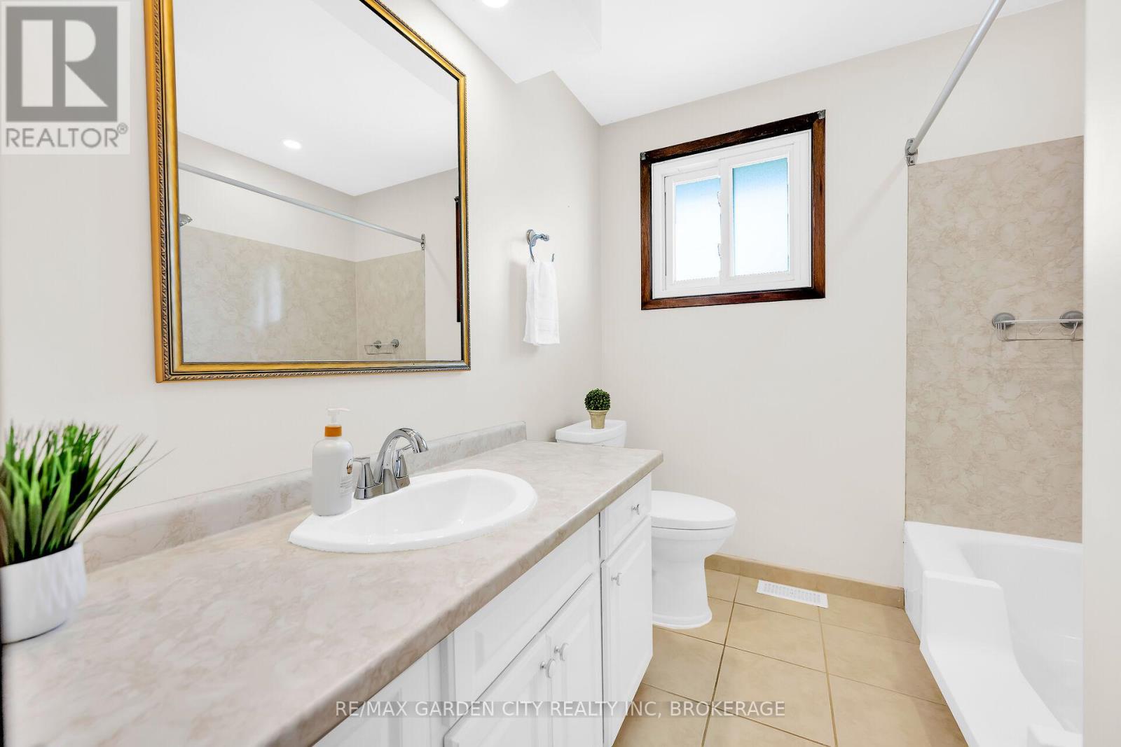 10 Macoomb Drive, Welland (N. Welland), Ontario  L3C 5T9 - Photo 18 - X12440351
