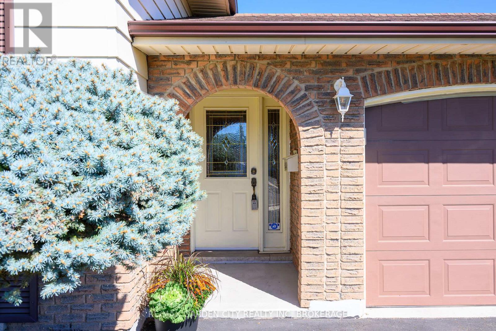 10 Macoomb Drive, Welland (N. Welland), Ontario  L3C 5T9 - Photo 3 - X12440351